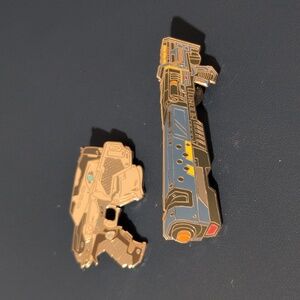 Set Of Two (2) Gears Of War 4 Collector Pins - Embar And Snub
